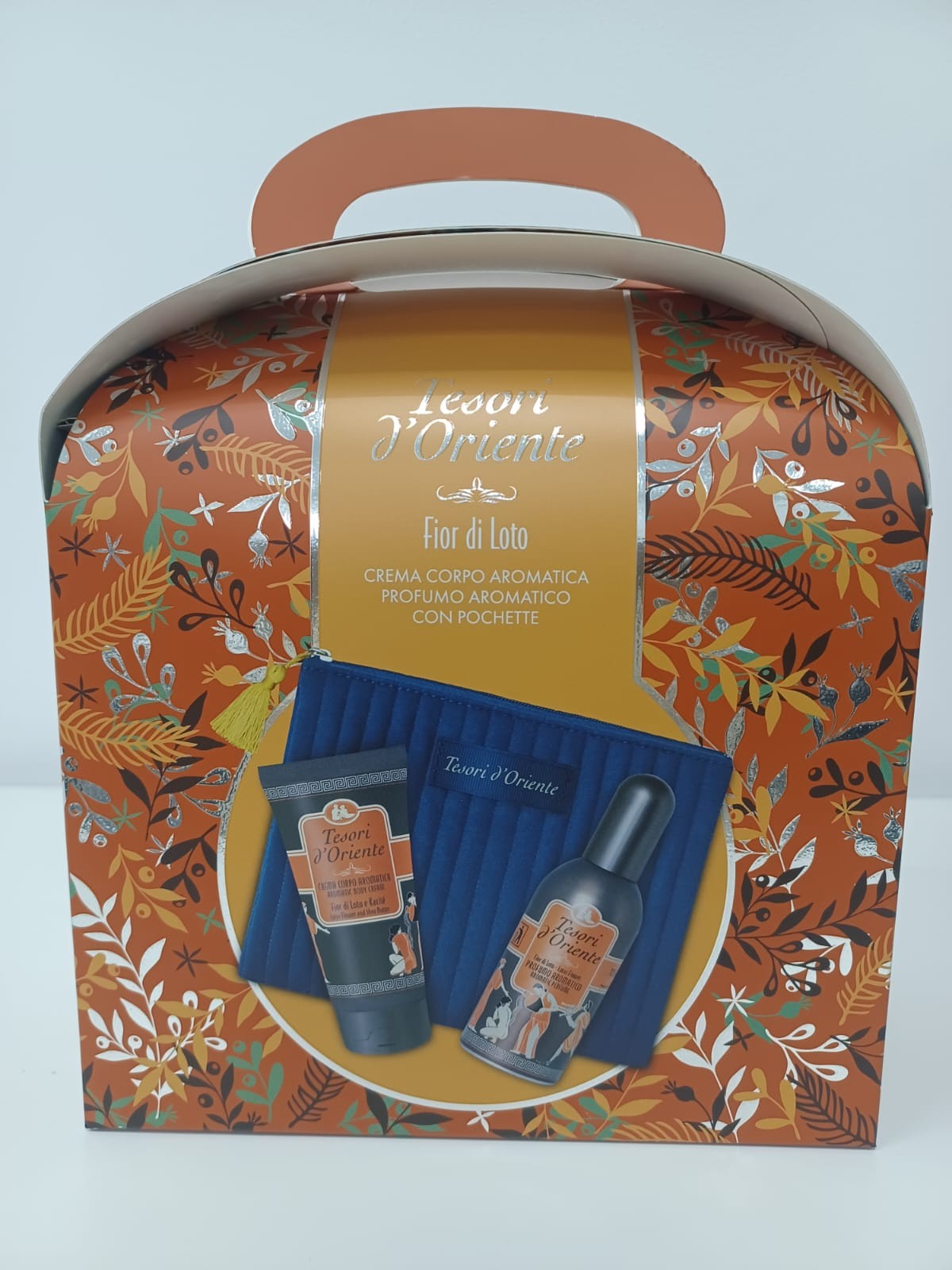 TESORI D'ORIENTE Lotus Flowe Gift Set (100 ml Eau de Toilette + 75 ml Body Cream + Velvet Cosmetic Bag) | Vaistine1.lt | WestPharmacy.eu